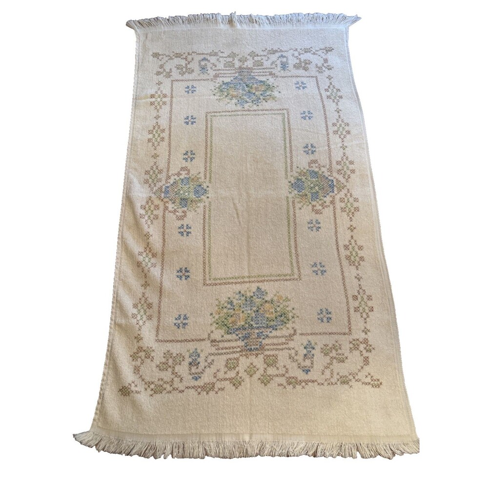 Vintage JC Penney Cream Bath Towel Faux Cross Stitch Flower Basket 24.5" x 43"